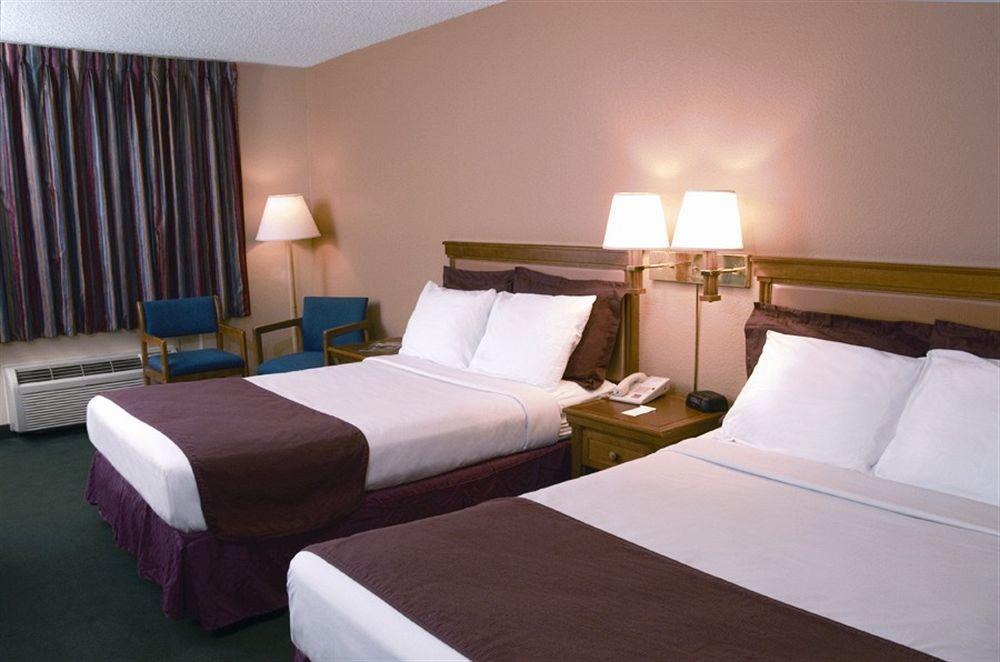 American Eagle Inn & Suites Бренсън Стая снимка