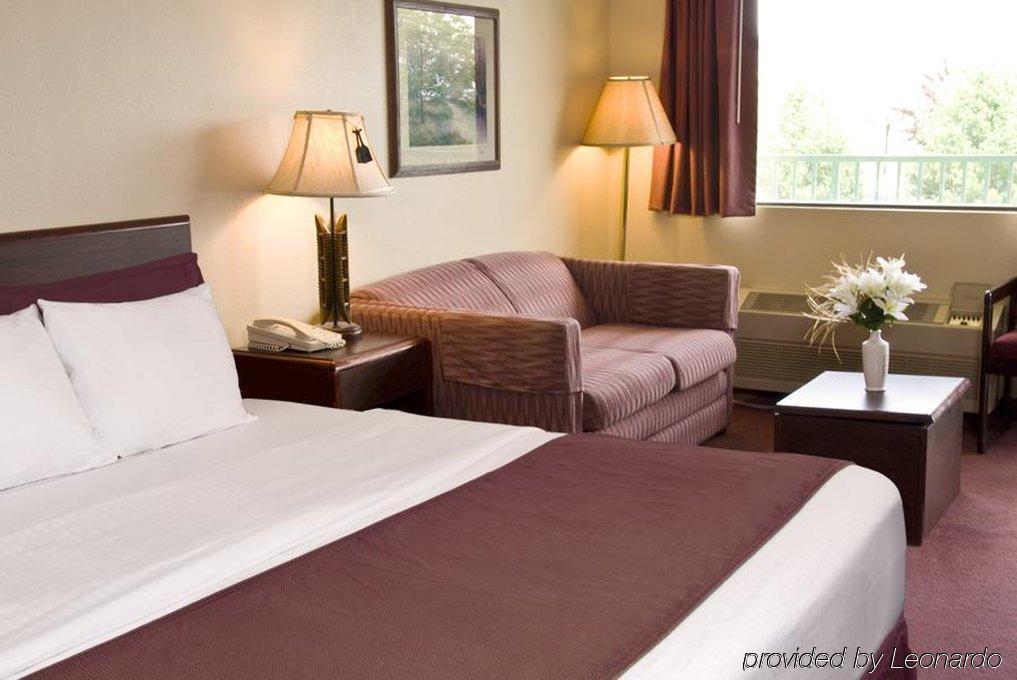 American Eagle Inn & Suites Бренсън Стая снимка